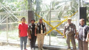 Petugas menyegel Tower BTS yang tidak berizin di Desa Lubuk Agung, Bandar Sekijang, Sabtu 5/5 (dok. KM)