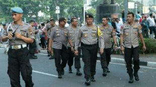 Kapolda Metro Jaya Irjen Idham Azis saat meninjau CFD ditemani Kabid Humas Kombes Argo Yuwono beserta ajudannya (dok. KM)