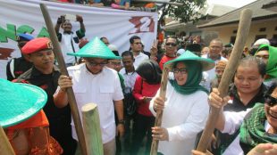 Paslon Bupati Bogor Ade Yasin-Iwan Setiawan (HADIST) lakukan kegiatan tradisional "Halu dan Jublek" di Desa Urug, Kecamatan Sukajaya, Kabupaten Bogor, Sabtu 5/5/2018 (Dok. KM)