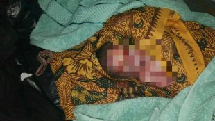 DESosok mayat bayi laki-laki yang ditemukan oleh warga Desa Cicadas, Gunung Putri, Senin 7/5/2018 (dok. KM)