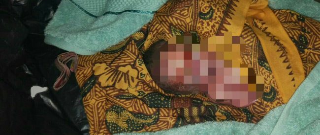 DESosok mayat bayi laki-laki yang ditemukan oleh warga Desa Cicadas, Gunung Putri, Senin 7/5/2018 (dok. KM)