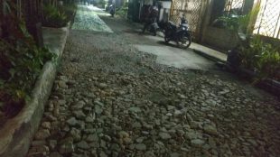 Lokasi pekerjaan peningkatan jalan lingkungan di Perumahan Permata Hijau Permai Blok AR1 Rt08/17 Kali Abang Tengah, Kecamatan Bekasi Utara, Senin malam 7/5 (dok. KM)