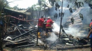 Petugas pemadam kebakaran memadamkan api yang menghabisi rumah milik Syamsiah (73), Selasa 8/5/2018 (dok. KM)