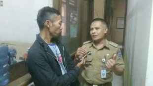 Camat Sukmajaya, Taufan Abdul Fatah saat diwawancarai KM (dok. KM)