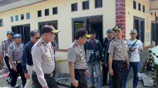 Kapolda Banten Brigjen Listyo Sigit Prabowo melakukan peninjauan di Polsek Bayah yang rusak karena kesalahpahaman warga terhadap penangkapan 2 warga nelayan, Sabtu 12/5/2018 (dok. KM)