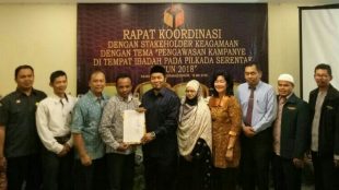 Ketua Panwaslu Kota Bogor bersama tokoh keagamaan Kota Bogor saat rapat koordinasi di Hotel Pangrango, Rabu 16/5 (dok. KM)