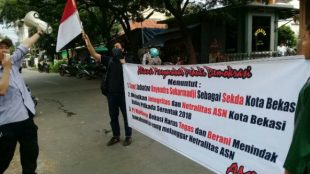 Aksi unjuk rasa ormas AMPD di depan Kantor Walikota Bekasi, Rabu 16/5 (dok. KM)