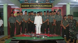 Dandim 0710/Pekalongan Letkol Inf Muhammad Ridha dan jajarannya berpose bersama Maulana Habib Lutfi ali Bin Yahya dan ulama setempat pada buka puasa bersama Kamis, 17/5/2018.
