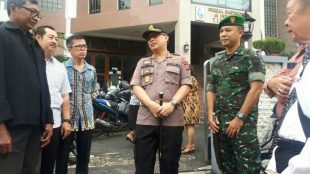 Kapolresta Bogor Kota Kombes Pol Ulung Sampurna Jaya saat berkomunikasi dengan para romo/pendeta, Minggu pagi 20/5 (dok. KM)