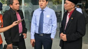 Ketua Umum DPP Serikat Pers Republik Indonesia (SPRI) Heintje Mandagi , Ketua Umum Dewan Pengurus Nasional PPWI, Wilson Lalengke dan tim memberikan keterangan pada sidang kedua gugatan PMH yang dilakukan Dewan Pers, Senin, 21/8/2018 (dok. KM)