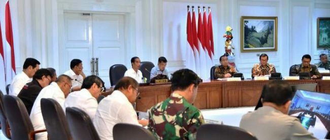 Presiden Joko Widodo memberi arahan pada rapat terbatas penegakan hukum yang melibatkan stakeholder terkait Badan Inteligen Negara (BIN), Tentara Nasional Indonesia (TNI) dan Badan Nasional Penanggulangan Terorisme (BNPT) di Kantor Presiden, Jakarta, Selasa, 22 Mei 2018.
