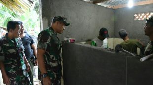 Danrem 061/SK Kolonel Inf. Mohamad Hasan saat melihat renovasi mushola di Kampung Pabuaran, Rancamaya, Bogor Selatan, Kamis 24/5/2018 (dok. KM)