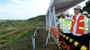 Presiden Joko Widodo meninjau pembangunan bendungan di Kuningan, Jawa Barat (dok. Setpres)