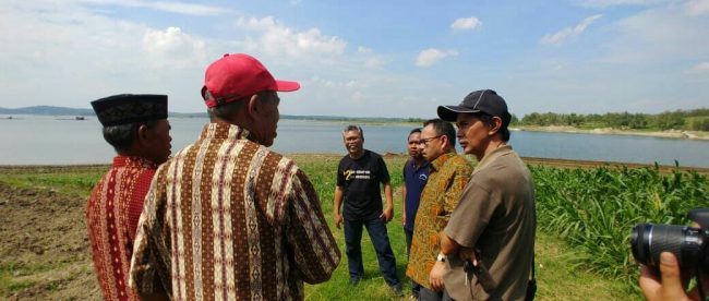 Calon Gubernur Jawa Tengah Sudirman Said meninjau waduk & berdialog dengan warga sekitar Waduk Kedungombo di Desa Gilirejo, Kecamatan Miri, Sragen, Jateng, Minggu (27/5)