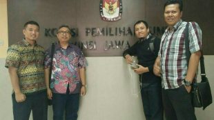 Calon anggota DPD RI Iwan Kusmawan (batik ungu) bersama Tim Pemenangan di Kantor KPU Jawa Barat (dok. KM)