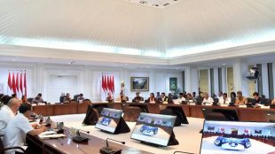 Rapat terbatas antara Presiden Joko Widodo, Wapres Jusuf Kalla dan jajaran terkait tentang persiapan Asian Games 2018 di Jakarta, Senin 28/5 (dok. KM)