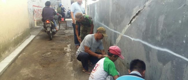 Kades Sukamantri, Kecamatan Tamansari ikut bergotong royong bersama warga membuat saluran air dan membersihkan jalan di Gang Sawah, Desa Sukamantri, Kamis 31/5 (dok. KM)