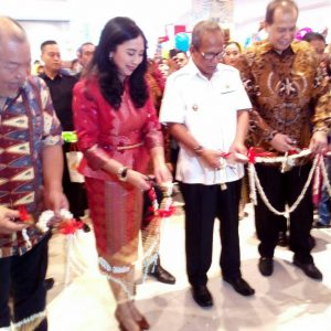 Plt Walikota Bogor Usmar Hariman memotong pita untuk meresmikan pembukaan mal Transmart di Jl. KH Abdullah bin Nuh, Kota Bogor, Kamis 31/5/2018 (dok. KM)