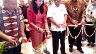 Plt Walikota Bogor Usmar Hariman memotong pita untuk meresmikan pembukaan mal Transmart di Jl. KH Abdullah bin Nuh, Kota Bogor, Kamis 31/5/2018 (dok. KM)