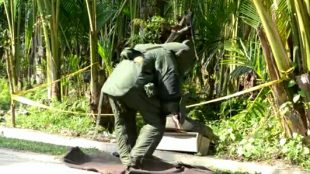 Tim Jihandak Brimob Aramia sedang mengevakuasi Bom yang di temukan warga pada Selasa, (08/05/2018)