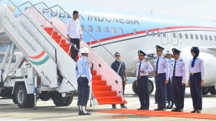 Presiden Joko Widodo saat tiba di Bandara Kertajati, Majalengka, Jawa Barat, Rabu 24/5 (dok. Setpres)