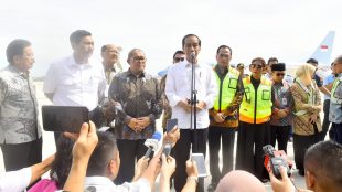 Presiden Joko Widodo memberikan keterangan pers setelah kunjungannya ke Bandara Internasional Jawa Barat, Rabu 24/5 (dok. KM)