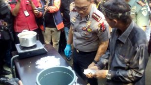 Kapolresta Bogor Kota Kombes Pol. Ulung Sampurna Jaya Saat Pemusnahan Barang Bukti Narkotika Dan Minuman Keras (dok. KM)