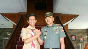 Esriel bersama Danrem Wijayakusuma Kolonel Dani Wardhana saat keliling Indonesia.