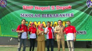 Foto bersama Kepsek SMPN 5 Depok dengan pengurus PWRI DPC Kota Depok, Selasa 8/5 (dok. KM)
