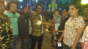 Ketua GRIB Kota Bekasi membagikan nasi bungkus kepada warga saat "Sahur On the Road", Minggu 10/6 (dok. KM)