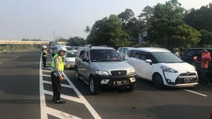 Polisi mengendalikan arus lalu lintas di exit tol Ciawi, Kabupaten Bogor, Sabtu 16/6/2018 (dok. KM)