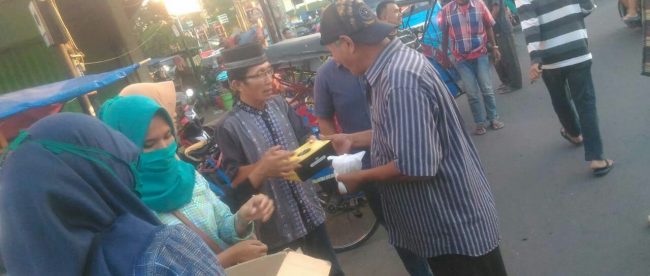 Anggota FPII Setwil Banten membagikan takjil di Serang, 1/6/2018 (dok. KM)