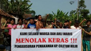 Aksi protes warga Desa Wates Jaya, Cigombong, yang menolak pembongkaran makam oleh MNC Group, Rabu 6/6 (dok. KM)