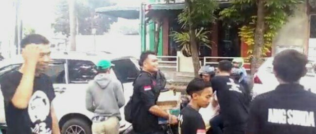 Relawan JEDER membagikan takjil di Loji, Kota bogor, 9/6/2018 (dok. KM)