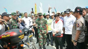 Panglima TNI, Kapolri, Menko PMK dan Ketua DPR memantau arus mudik di Ngawi, Jawa Tengah, Minggu 10/6 (dok. KM)