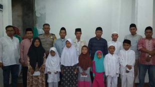 Kades Tajurhalang bersama anak yatim usai acara buka puasa bersama dan santunan, Sabtu 9/5 (dok. KM)