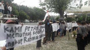 Aksi protes petani yang tergabung dalam "Aliansi Petani Jonggol" di Jakarta, Kamis 7/6 (dok. KM)