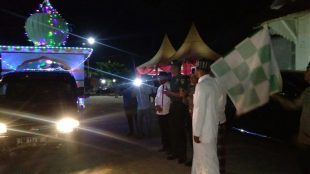 Bupati Aceh Timur melepaskan peserta Pawai Takbir, Kamis malam 14/6/2018 (dok. KM)