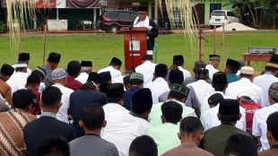Anggota DPR RI, Hermanto, saat memberikan pidato shalat Id di Dharmasraya, Jumat 15/6 (dok. KM)