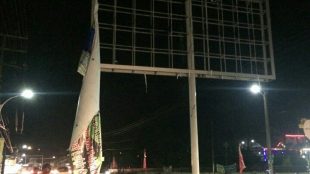 Baliho ucapan selamat Idulfitri milik Wakil Ketua 1 DPRK Aceh Timur terlepas, Selasa 19/6 (dok. KM)