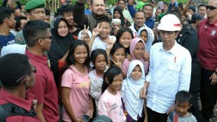 Presiden Joko Widodo menyambut warga saat meninjau landasan pacu di Bandara Soekarno-Hatta, Banten, Kamis 21/6/2018 (dok.KM)