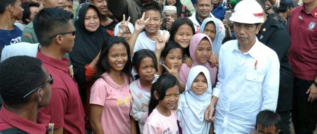 Presiden Joko Widodo menyambut warga saat meninjau landasan pacu di Bandara Soekarno-Hatta, Banten, Kamis 21/6/2018 (dok.KM)