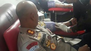 Wakapolresta Bogor Kota AKBP Rantau mendonorkan darahnya, Sabtu 23/6/2018 (dok. KM)