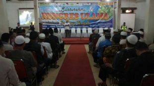 Suasana Silaturahmi dan Kongres Ulama se-Jateng yang digelar di Gedung Purwo Hamijayan Keraton Kasunanan Surakarta Hadiningrat, Jumâ€™at (22/6) malam.