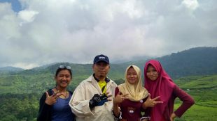 Pengunjung di obyek wisata kebun teh, kawasan Taman Nasional Gunung Halimun Salak, Kabupaten Bogor (dok. KM)