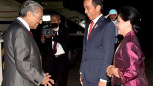Presiden Joko Widodo dan Ibu Negara menyambut kedatangan Perdana Menteri Malaysia, Mahathir Mohamad di Bandara Halim Perdanakusuma, Jakarta 28/6/2018 (dok. Setpres)