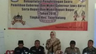 Camat Tajurhalang, Nurhayati, saat memimpin rapat pleno, Jumat 29/6/2018 (dok. KM)