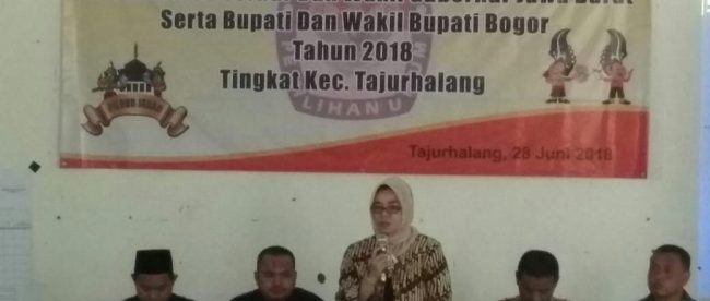 Camat Tajurhalang, Nurhayati, saat memimpin rapat pleno, Jumat 29/6/2018 (dok. KM)