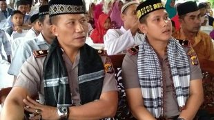 Kapolsek Rantau Peureulak Ipda Naco Triyanto,S.Tr.K (Kanan) bersama Wakapolres Aceh Timur Kompol Apriadi (Kiri) di acara penutupan serangkain Kegiatan memperingati Hut Bhayangkara Ke-72, Selasa 26/6/2018 (dok. KM)