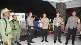 Petugas POlres Bogor mengamankan pemindahan kotak suara dari Kelurahan ke Kecamatan di kawasan Cibinong, Kabupaten Bogor, Rabu 27/6/2018 (dok. KM)